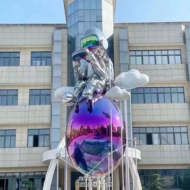 街景小品提供-户外小品-企业太空人雕塑